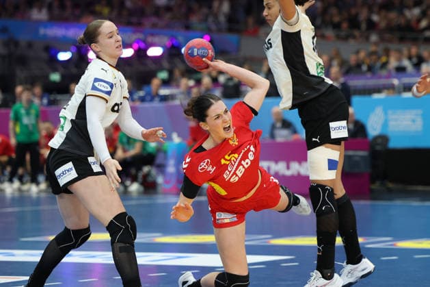 GER, Dortmund, 27th Wommen s World Championship, WM, Weltmeisterschaft 2025, Hauptrunde Main Round, Gruppe Group II, 2. Runde Round: Montenegro (MNE) vs. Deutschland Germany (GER) 04.12.2025, Westfalenhalle, Dortmund, GER, Dortmund, 27th Wommen s World Championship 2025, Hauptrunde Main Round, Gruppe Group II, 2. Runde Round: Montenegro (MNE) vs. Deutschland Germany (GER) , im Bild: Jelena VUKÄaEVIÄÜ (MNE 15), im Zweikampf gegen Nieke Kühne (Ger 19), Aimà e von Pereira (Ger 49),