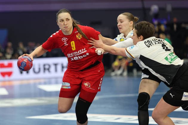 GER, Dortmund, 27th Wommen s World Championship, WM, Weltmeisterschaft 2025, Hauptrunde Main Round, Gruppe Group II, 2. Runde Round: Montenegro (MNE) vs. Deutschland Germany (GER) 04.12.2025, Westfalenhalle, Dortmund, GER, Dortmund, 27th Wommen s World Championship 2025, Hauptrunde Main Round, Gruppe Group II, 2. Runde Round: Montenegro (MNE) vs. Deutschland Germany (GER) , im Bild: Durdina JAUKOVIÄÜ (MNE 9), im Zweikampf gegen Alina Grijseels (Ger 4),