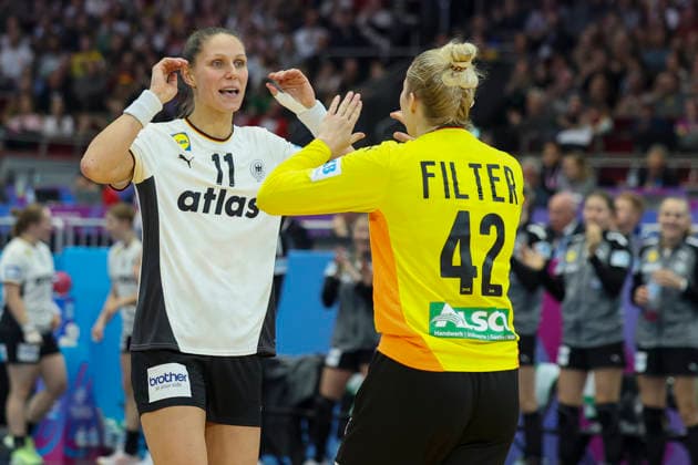GER, Dortmund, 27th Wommen s World Championship, WM, Weltmeisterschaft 2025, Hauptrunde Main Round, Gruppe Group II, 2. Runde Round: Montenegro (MNE) vs. Deutschland Germany (GER) 04.12.2025, Westfalenhalle, Dortmund, GER, Dortmund, 27th Wommen s World Championship 2025, Hauptrunde Main Round, Gruppe Group II, 2. Runde Round: Montenegro (MNE) vs. Deutschland Germany (GER) , im Bild: Xenia Smits (Ger 11), Katharina Filter Torhueterin (Ger 42), freuen sich über einen gehaltenen Ball,