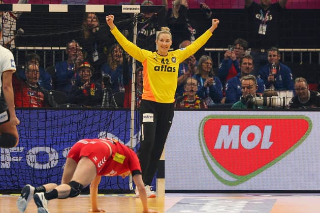GER, Dortmund, 27th Wommen s World Championship, WM, Weltmeisterschaft 2025, Hauptrunde Main Round, Gruppe Group II, 2. Runde Round: Montenegro (MNE) vs. Deutschland Germany (GER) 04.12.2025, Westfalenhalle, Dortmund, GER, Dortmund, 27th Wommen s World Championship 2025, Hauptrunde Main Round, Gruppe Group II, 2. Runde Round: Montenegro (MNE) vs. Deutschland Germany (GER) , im Bild: Katharina Filter Torhueterin (Ger 42), freut sich über einen gehaltenen 7 Meter