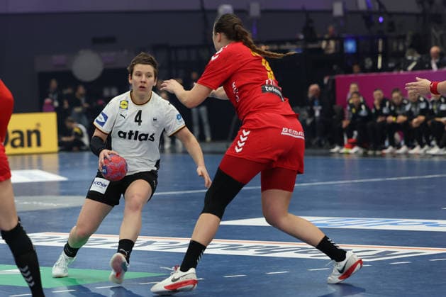 GER, Dortmund, 27th Wommen s World Championship, WM, Weltmeisterschaft 2025, Hauptrunde Main Round, Gruppe Group II, 2. Runde Round: Montenegro (MNE) vs. Deutschland Germany (GER) 04.12.2025, Westfalenhalle, Dortmund, GER, Dortmund, 27th Wommen s World Championship 2025, Hauptrunde Main Round, Gruppe Group II, 2. Runde Round: Montenegro (MNE) vs. Deutschland Germany (GER) , im Bild: Alina Grijseels (Ger 4), im Zweikampf gegen Durdina JAUKOVIÄÜ (MNE 9),