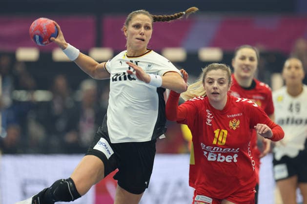 GER, Dortmund, 27th Wommen s World Championship, WM, Weltmeisterschaft 2025, Hauptrunde Main Round, Gruppe Group II, 2. Runde Round: Montenegro (MNE) vs. Deutschland Germany (GER) 04.12.2025, Westfalenhalle, Dortmund, GER, Dortmund, 27th Wommen s World Championship 2025, Hauptrunde Main Round, Gruppe Group II, 2. Runde Round: Montenegro (MNE) vs. Deutschland Germany (GER) , im Bild: Xenia Smits (Ger 11), im Zweikampf gegen Matea PLETIKOSIÄÜ (MNE 10),