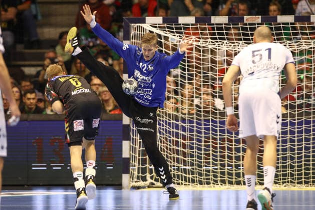 04.12.2025, xtgx, Handball, EHF Champions League, SC Magdeburg - Pick Szeged v.l. Matthias Musche (Magdeburg, 6), Tobias Thulin (Szeged, 12) Parade, haelt den Ball, faengt den Ball, pariert Siebenmeter Magdeubrg
