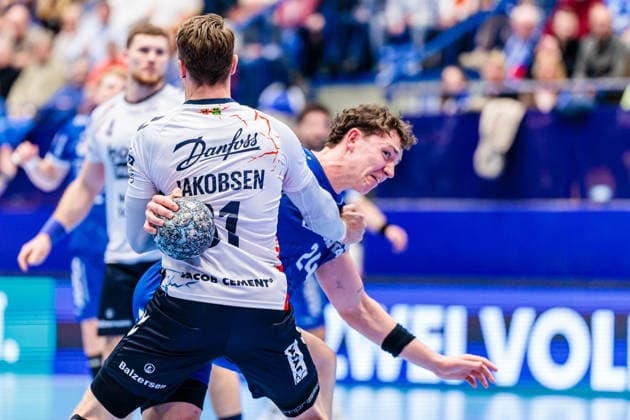 v.l. Emil Jakobsen (SG Flensburg-Handewitt, 31), Joel Willecke (TBV Lemgo Lippe, 24) GER, TBV Lemgo Lippe vs. SG Flensburg-Handewitt, Handball, 1. Bundesliga, 15. Spieltag, Spielzeit 2025 2026, 04.12.2025 GER, TBV Lemgo Lippe vs. SG Flensburg-Handewitt, Handball, 1. Bundesliga, 15. Spieltag, Spielzeit 2025 2026, 04.12.2025 Lemgo Copyright: xEibner-Pressefoto JanxRollingerx EP_JSK