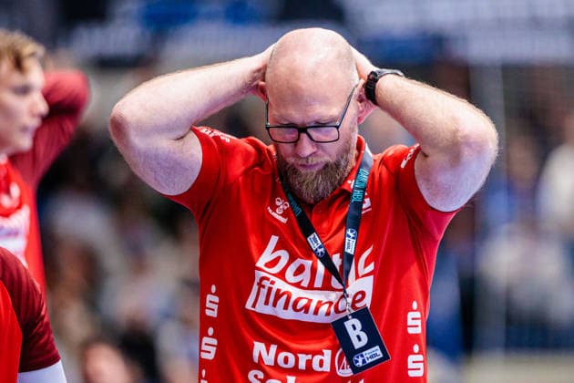 Ales Pajovic (SG Flensburg-Handewitt, Trainer) ist enttaeuscht unzufrieden GER, TBV Lemgo Lippe vs. SG Flensburg-Handewitt, Handball, 1. Bundesliga, 15. Spieltag, Spielzeit 2025 2026, 04.12.2025 GER, TBV Lemgo Lippe vs. SG Flensburg-Handewitt, Handball, 1. Bundesliga, 15. Spieltag, Spielzeit 2025 2026, 04.12.2025 Lemgo Copyright: xEibner-Pressefoto JanxRollingerx EP_JSK