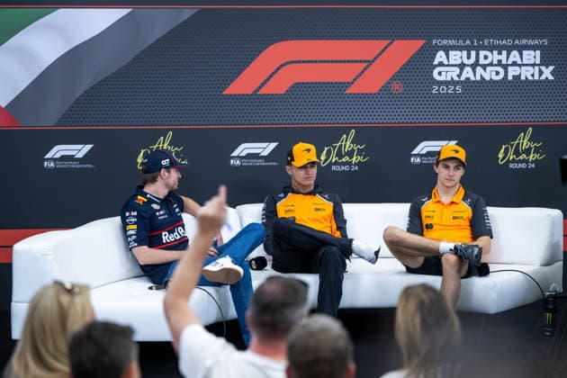Max Verstappen (Oracle Red Bull Racing, Niederlande, 01), Lando Norris (McLaren Formula 1 Team, Großbritannien, 04), Oscar Piastri (McLaren Formula 1 Team, Australien, 81) bei der Pressekonferenz, UAE, Formel 1 Weltmeisterschaft, Abu Dhabi Grand Prix, Yas Marina Circuit, Media Day, 04.12.2025 UAE, Formel 1 Weltmeisterschaft, Abu Dhabi Grand Prix, Yas Marina Circuit, Media Day, 04.12.2025 Yas Marina Island Copyright: xEibner-Pressefoto Memmlerx EP_MMR