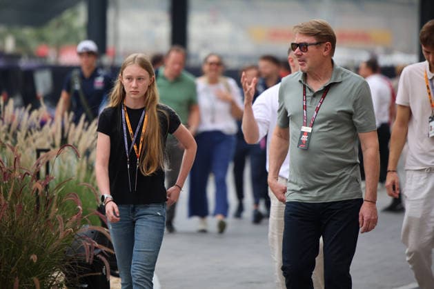 Mika Hakkinen mit Tochter Ella Hakkinen, ARE, Formel 1 Weltmeisterschaft, Abu Dhabi Grand Prix, Yas Marina Circuit, Friday, 05.12.2025 ARE, Formel 1 Weltmeisterschaft, Abu Dhabi Grand Prix, Vereinigte Arabische Emirate, Yas Marina Circuit, 05.12.2025 Abu Dhabi Copyright: xEibner-Pressefoto AnnikaxGrafx EP_AGF