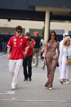 Charles Leclerc (Scuderia Ferrari HP, 16) mit Partnerin Alexandra Saint Mleux , ARE, Formel 1 Weltmeisterschaft, Abu Dhabi Grand Prix, Yas Marina Circuit, Friday, 05.12.2025 ARE, Formel 1 Weltmeisterschaft, Abu Dhabi Grand Prix, Vereinigte Arabische Emirate, Yas Marina Circuit, 05.12.2025 Abu Dhabi Copyright: xEibner-Pressefoto AnnikaxGrafx EP_AGF