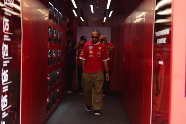 Lewis Hamilton (Scuderia Ferrari HP, 44) , ARE, Formel 1 Weltmeisterschaft, Abu Dhabi Grand Prix, Yas Marina Circuit, Friday, 05.12.2025 ARE, Formel 1 Weltmeisterschaft, Abu Dhabi Grand Prix, Vereinigte Arabische Emirate, Yas Marina Circuit, 05.12.2025 Abu Dhabi Copyright: xEibner-Pressefoto AnnikaxGrafx EP_AGF
