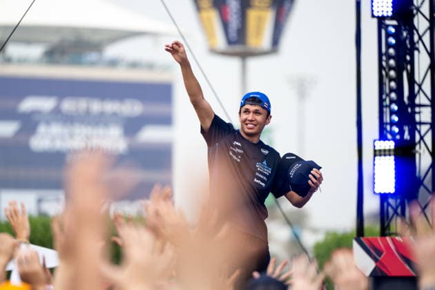 Alexander Albon (Atlassian Williams Racing, Thailand, 23) auf der Buehne beim Fan Forum in der Fanzone, UAE, Formel 1 Weltmeisterschaft, Abu Dhabi Grand Prix, Yas Marina Circuit, Freies Training, 05.12.2025 UAE, Formel 1 Weltmeisterschaft, Abu Dhabi Grand Prix, Yas Marina Circuit, Freies Training, 05.12.2025 Yas Marina Island Copyright: xEibner-Pressefoto Memmlerx EP_MMR