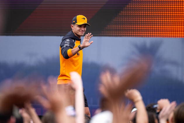 Lando Norris (McLaren Formula 1 Team, Großbritannien, 04) auf der Buehne beim Fan Forum in der Fanzone, UAE, Formel 1 Weltmeisterschaft, Abu Dhabi Grand Prix, Yas Marina Circuit, Freies Training, 05.12.2025 UAE, Formel 1 Weltmeisterschaft, Abu Dhabi Grand Prix, Yas Marina Circuit, Freies Training, 05.12.2025 Yas Marina Island Copyright: xEibner-Pressefoto Memmlerx EP_MMR