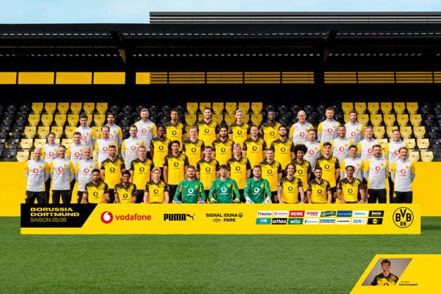 Borussia Dortmund; 1. BL, Porträttermin 2025 2026, Mannschaftsfoto Obere Reihe v.l.n.r.: Georg Schulz, Marcelo Martins (BVB), Athletik Trainer und Sportwissenschaftler Mathias Kolodziej (BVB), Felix Nmecha (BVB), Niklas Suele Süle (BVB), Nico Schlotterbeck (BVB), Serhou Guirassy (BVB), Zeugwart Frank Graefen, Dennis Morschel, Andreas Gerg 2. Reihe von oben v.l.n.r.: Athletik Trainerin und Sportwissenschaftlerin Laura Walker (BVB), Noah Tegatz, Vereinsarzt Dr. Markus Braun (BVB), Physiotherapeut Michael Becker (BVB), Carney Chukwuemeka (BVB), Maximilian Maxi Beier (BVB), Emre Can (BVB), Waldemar Anton (BVB), Ramy Bensebaini (BVB), Standardtrainer Alex Clapham (BVB), Mathias Schiele (Leiter individuelle Spielerentwicklung BVB), Torwarttrainer Matthias Kleinsteiber (BVB), Steve Rands 3. Reihe von oben v.l.n.r.: Physiotherapeut Bjarne Buergel (BVB), Physiotherapeut Thorben Voeste (BVB), Physiotherapeut Frank Zoellner (BVB), Salih Oezcan Özcan (BVB), Julian Ryerson (BVB), Jobe Bellingham ( BVB ), Pascal Groß (BVB), Julian Brandt (BVB), Marcel Sabitzer (BVB), Karim Adeyemi (BVB), Aaron Anselmino (BVB), Co-Trainer Filip Tapalovic (BVB), Co-Trainer Robert Kovac, Trainer Niko Kovac Untere Reihe v.l.n.r.: Almugera Kabar (BVB), Julien Duranville (BVB), Daniel Svensson (BVB), Alexander Meyer (BVB), Gregor Kobel (BVB), Silas Ostrzinski (BVB), Fabio Silva (BVB), Yan Couto (BVB), Filippo Mane (BVB) Foto: Borussia Dortmund Alexandre Simoes via Revierfoto Borussia Dortmund; 1. BL, Porträttermin 2025 2026, Mannschaftsfoto