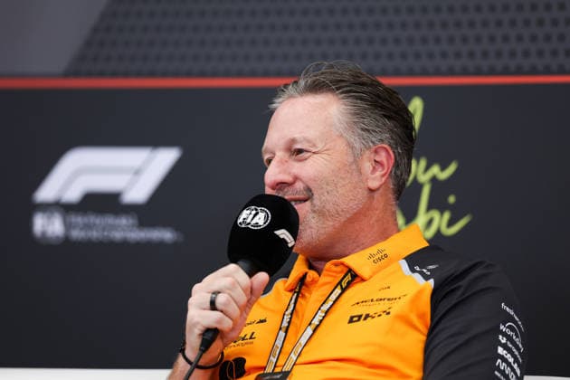 Zak Brown, Chief Executive Officer of McLaren , Practice, F1 Grand Prix of Abu Dhabi, am 05. December 2025 in Abu Dhabi, United Arab Emirates. (Foto von Diogo Cardoso DeFodi Images) Zak Brown, Chief Executive Officer of McLaren , Practice, F1 Grand Prix of Abu Dhabi, Yas Marina Circuit on December 5, 2025 in Abu Dhabi, United Arab Emirates. (Photo by Diogo Cardoso DeFodi Images)