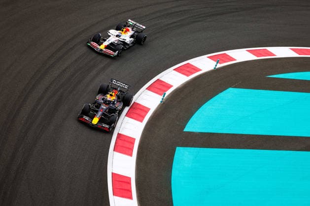 F1 - ABU DHABI GRAND PRIX 2025 01 VERSTAPPEN Max (nld), Red Bull Racing RB21, 06 HADJAR Isack (fra), Visa Cash App RB F1 Team VCARB02, action during the 2025 Formula 1 Abu Dhabi Grand Prix, 24th round of the 2025 FIA Formula One World Championship, WM, Weltmeisterschaft from December 05 to 07, 2025 on the Yas Marina Circuit, in Abu Dhabi, United Arab Emirates - Abu DhabiUnited Arab Emirates Copyright: xFLORENTxGOODENx