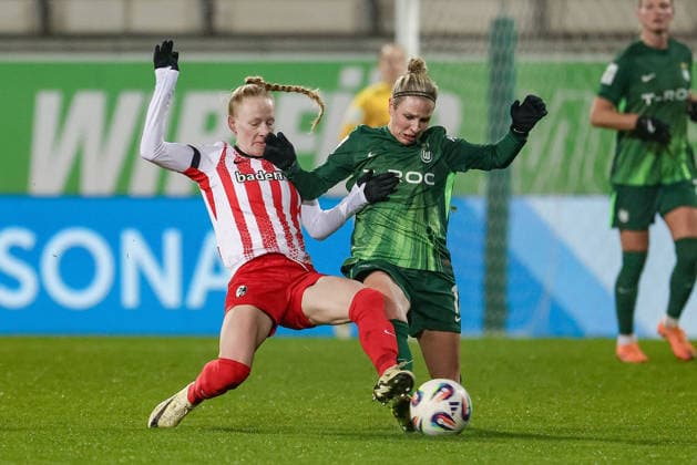 v.li.: Meret Felde (SC Freiburg, 4) und Svenja Huth (VfL Wolfsburg, 10) im Zweikampf, Duell, Dynamik, Aktion, Action, Spielszene, DIE DFB-RICHTLINIEN UNTERSAGEN JEGLICHE NUTZUNG VON FOTOS ALS SEQUENZBILDER UND ODER VIDEOÄHNLICHE FOTOSTRECKEN. DFB REGULATIONS PROHIBIT ANY USE OF PHOTOGRAPHS AS IMAGE SEQUENCES AND OR QUASI-VIDEO., 05.12.2025, Wolfsburg (Deutschland), Fussball, Google Pixel Frauen-Bundesliga, VfL Wolfsburg - SC Freiburg