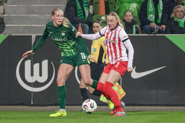 v.li.: Camilla Küver (VfL Wolfsburg, 16) und Tessa Blumenberg (SC Freiburg, 7) im Zweikampf, Duell, Dynamik, Aktion, Action, Spielszene, DIE DFB-RICHTLINIEN UNTERSAGEN JEGLICHE NUTZUNG VON FOTOS ALS SEQUENZBILDER UND ODER VIDEOÄHNLICHE FOTOSTRECKEN. DFB REGULATIONS PROHIBIT ANY USE OF PHOTOGRAPHS AS IMAGE SEQUENCES AND OR QUASI-VIDEO., 05.12.2025, Wolfsburg (Deutschland), Fussball, Google Pixel Frauen-Bundesliga, VfL Wolfsburg - SC Freiburg
