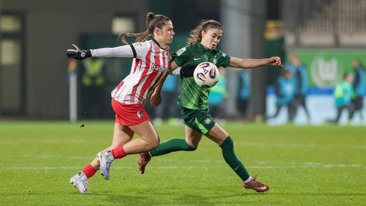 v.li.: Leela Egli (SC Freiburg, 20) und Judit Pujols (VfL Wolfsburg, 33) im Zweikampf, Duell, Dynamik, Aktion, Action, Spielszene, DIE DFB-RICHTLINIEN UNTERSAGEN JEGLICHE NUTZUNG VON FOTOS ALS SEQUENZBILDER UND ODER VIDEOÄHNLICHE FOTOSTRECKEN. DFB REGULATIONS PROHIBIT ANY USE OF PHOTOGRAPHS AS IMAGE SEQUENCES AND OR QUASI-VIDEO., 05.12.2025, Wolfsburg (Deutschland), Fussball, Google Pixel Frauen-Bundesliga, VfL Wolfsburg - SC Freiburg