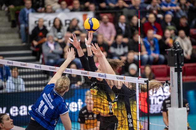Pauline Martin (Allianz MTV Stuttgart, 11) vs. Suhler Block GER, Allianz MTV Stuttgart - VfB Suhl LOTTO Thueringen, Volleyball Bundesliga, VBL, Spielzeit 2025 2026, 05.12.2025 GER, Allianz MTV Stuttgart - VfB Suhl LOTTO Thueringen, Volleyball Bundesliga, VBL, Spielzeit 2025 2026, 05.12.2025 Stuttgart Copyright: xSandyxDinkelackerx EP_SDR