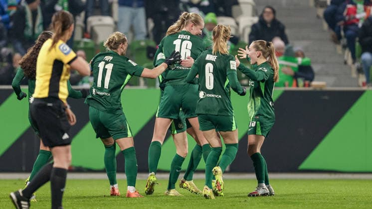 Spielerinnen vom VfL Wolfsburg mit Torjubel, Jubel, jubeln, jubelt, optimistisch, Spielszene, Highlight, Freude über das Tor zum 2:1, DIE DFB-RICHTLINIEN UNTERSAGEN JEGLICHE NUTZUNG VON FOTOS ALS SEQUENZBILDER UND ODER VIDEOÄHNLICHE FOTOSTRECKEN. DFB REGULATIONS PROHIBIT ANY USE OF PHOTOGRAPHS AS IMAGE SEQUENCES AND OR QUASI-VIDEO., 05.12.2025, Wolfsburg (Deutschland), Fussball, Google Pixel Frauen-Bundesliga, VfL Wolfsburg - SC Freiburg