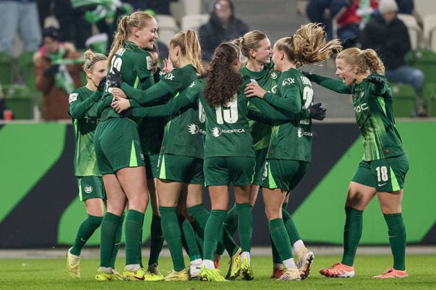 Spielerinnen vom VfL Wolfsburg mit Torjubel, Jubel, jubeln, jubelt, optimistisch, Spielszene, Highlight, Freude über das Tor zum 2:1, DIE DFB-RICHTLINIEN UNTERSAGEN JEGLICHE NUTZUNG VON FOTOS ALS SEQUENZBILDER UND ODER VIDEOÄHNLICHE FOTOSTRECKEN. DFB REGULATIONS PROHIBIT ANY USE OF PHOTOGRAPHS AS IMAGE SEQUENCES AND OR QUASI-VIDEO., 05.12.2025, Wolfsburg (Deutschland), Fussball, Google Pixel Frauen-Bundesliga, VfL Wolfsburg - SC Freiburg