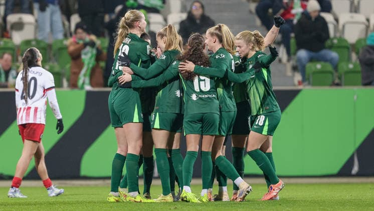 Spielerinnen vom VfL Wolfsburg mit Torjubel, Jubel, jubeln, jubelt, optimistisch, Spielszene, Highlight, Freude über das Tor zum 2:1, DIE DFB-RICHTLINIEN UNTERSAGEN JEGLICHE NUTZUNG VON FOTOS ALS SEQUENZBILDER UND ODER VIDEOÄHNLICHE FOTOSTRECKEN. DFB REGULATIONS PROHIBIT ANY USE OF PHOTOGRAPHS AS IMAGE SEQUENCES AND OR QUASI-VIDEO., 05.12.2025, Wolfsburg (Deutschland), Fussball, Google Pixel Frauen-Bundesliga, VfL Wolfsburg - SC Freiburg