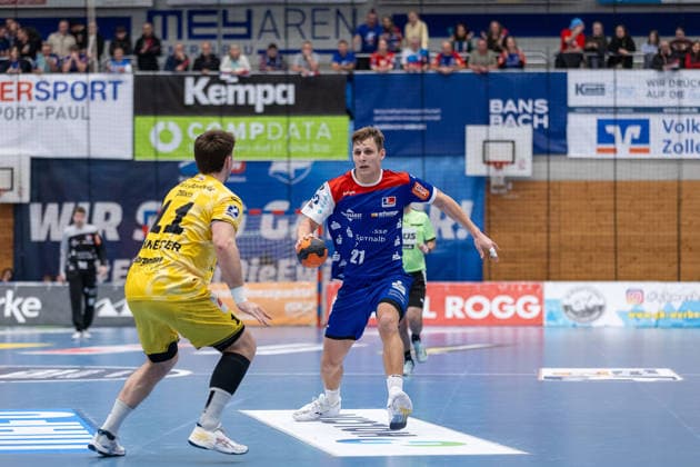 Zweikampf, Duell, Kampf, tackle, duel, duel, fight, tackle Lucas Schneider (HSG Krefeld Niederrhein, 11) vs. Wente Till (HBW Balingen-Weilstetten, 21) HBW Balingen Weilstetten - HSG Krefeld Niederrhein, Handball 2.Bundesliga, 14.Spieltag, Saison 2025 2026, 05.12.25 HBW Balingen Weilstetten - HSG Krefeld Niederrhein, Handball 2.Bundesliga, 14. Spieltag, Saison 2025 2026, 05.12.25 Balingen Copyright: xEibner-Pressefoto KirstenxThiemax