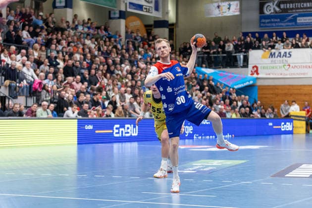 Sascha Pfattheicher (HBW Balingen-Weilstetten, 30) beim 7 Meter, Torwurf, wirft auf das Tor, Torchance HBW Balingen Weilstetten - HSG Krefeld Niederrhein, Handball 2.Bundesliga, 14.Spieltag, Saison 2025 2026, 05.12.25 HBW Balingen Weilstetten - HSG Krefeld Niederrhein, Handball 2.Bundesliga, 14. Spieltag, Saison 2025 2026, 05.12.25 Balingen Copyright: xEibner-Pressefoto KirstenxThiemax