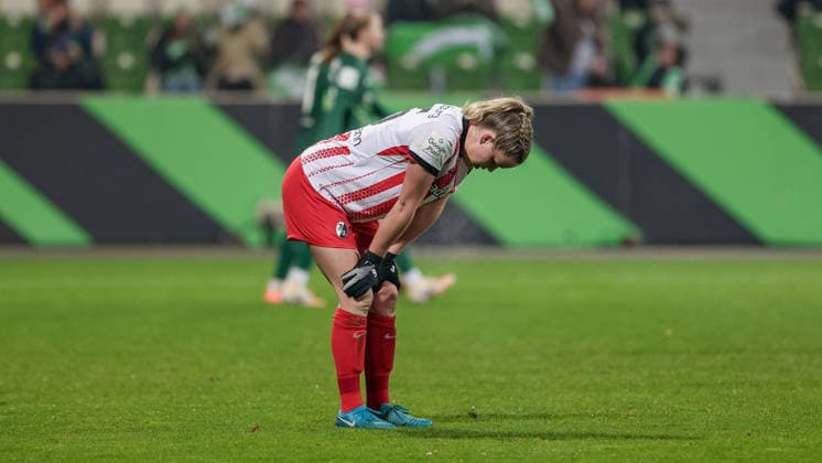 Greta Stegemann (SC Freiburg, 16) enttäuscht über die Niederlage, Enttäuschung nach dem Schlusspfiff, Abpfiff, Highlight, Verlierer, verloren, Frustration, pessimistisch, traurig, DIE DFB-RICHTLINIEN UNTERSAGEN JEGLICHE NUTZUNG VON FOTOS ALS SEQUENZBILDER UND ODER VIDEOÄHNLICHE FOTOSTRECKEN. DFB REGULATIONS PROHIBIT ANY USE OF PHOTOGRAPHS AS IMAGE SEQUENCES AND OR QUASI-VIDEO., 05.12.2025, Wolfsburg (Deutschland), Fussball, Google Pixel Frauen-Bundesliga, VfL Wolfsburg - SC Freiburg