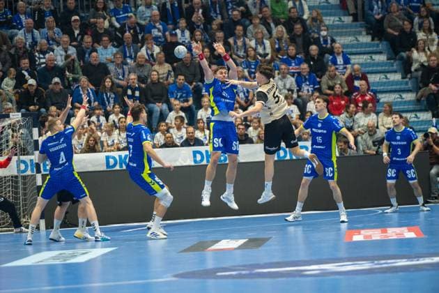 Ellidi Snaer Vidarsson, Kreislaeufer, (VfL Gummersbach 4), Julian Koester, Rueckraum, (VfL Gummersbach 7), Štěpan Zeman, Kreislaeufer, (VfL Gummersbach 66), b56 Miro Schluroff, Rueckraum, (VfL Gummersbach 15), VfL Gummersbach vs. Bergischer HC , Daikin Handball Bundesliga, Herren , 15. Spieltag, 05.12.2025 Gummersbach NRW Deutschland