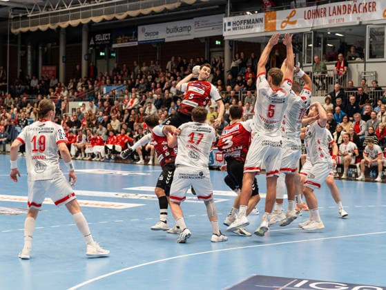 Oscar Gentzel (HSG Nordhorn Lingen, 05) beim Torwurf gegen Julius Meyer-Siebert (TuS Ferndorf, 05) und Mattis Michel (TuS Ferndorf, 17) HSG Nordhorn Lingen vs. TuS Ferndorf, Handball, 2. Bundesliga, 14. Spieltag, Saison 2025 2026, 05.12.2025 HSG Nordhorn Lingen vs. TuS Ferndorf, Handball, 2. Bundesliga, 14. Spieltag, Saison 2025 2026, 05.12.2025 Nordhorn Copyright: xEibner-Pressefoto DamianxKruczynx EP_DKI