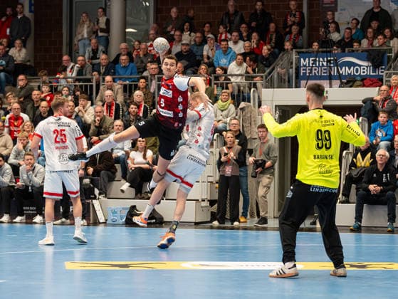 Oscar Gentzel (HSG Nordhorn Lingen, 05) beim Torwurf gegen Filip Baranasic (TuS Ferndorf, 99) HSG Nordhorn Lingen vs. TuS Ferndorf, Handball, 2. Bundesliga, 14. Spieltag, Saison 2025 2026, 05.12.2025 HSG Nordhorn Lingen vs. TuS Ferndorf, Handball, 2. Bundesliga, 14. Spieltag, Saison 2025 2026, 05.12.2025 Nordhorn Copyright: xEibner-Pressefoto DamianxKruczynx EP_DKI