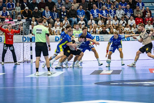 Daikin Handball Bundesliga, VfL Gummersbach - Bergischer Handballclub 06 05.12.2025 Ellidi Vidarsson (VfL Gummersbach, 4), Aron Seesing, (Bergischer Handball-Club 06 49), ät?pán Zeman (VfL Gummersbach, 66), Tilen Kodrin (VfL Gummersbach, 5), Johannes Wasielewski, (Bergischer Handball-Club 06 77), ; Daikin Handball Bundesliga, VfL Gummersbach - Bergischer Handballclub 06 05.12.2025 Copyright: xBEAUTIFULxSPORTS Erlhofx