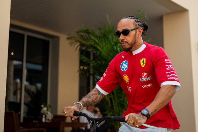 Lewis Hamilton (Scuderia Ferrari HP, Großbritannien, 44) auf einem Scooter, UAE, Formel 1 Weltmeisterschaft, Abu Dhabi Grand Prix, Yas Marina Circuit, Ankunft der Fahrer, 06.12.2025 UAE, Formel 1 Weltmeisterschaft, Abu Dhabi Grand Prix, Yas Marina Circuit, 06.12.2025 Yas Marina Island Copyright: xEibner-Pressefoto Memmlerx EP_MMR