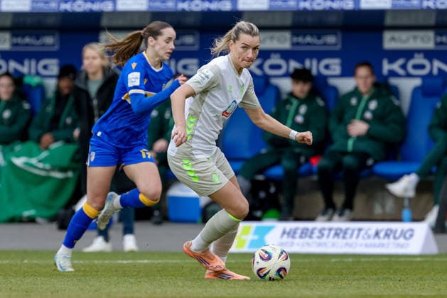 Medina Desic (SV Werder Bremen, 9) am Ball, Einzelbild, Ganzkörper, Aktion, Action, Spielszene, DIE DFB-RICHTLINIEN UNTERSAGEN JEGLICHE NUTZUNG VON FOTOS ALS SEQUENZBILDER UND ODER VIDEOÄHNLICHE FOTOSTRECKEN. DFB REGULATIONS PROHIBIT ANY USE OF PHOTOGRAPHS AS IMAGE SEQUENCES AND OR QUASI-VIDEO., 06.12.2025, Jena (Deutschland), Fussball, Google Pixel Frauen-Bundesliga, FC Carl Zeiss Jena - SV Werder Bremen