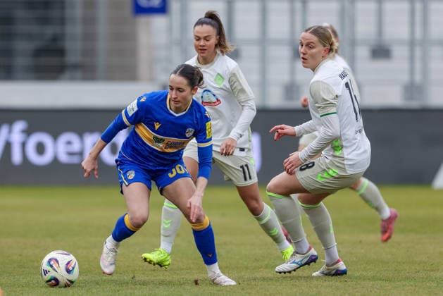 v.li.: Elena Mühlemann (FC Carl Zeiss Jena, 30), Maja Sternad (SV Werder Bremen, 11) und Lina Hausicke (SV Werder Bremen, 18) im Zweikampf, Duell, Dynamik, Aktion, Action, Spielszene, DIE DFB-RICHTLINIEN UNTERSAGEN JEGLICHE NUTZUNG VON FOTOS ALS SEQUENZBILDER UND ODER VIDEOÄHNLICHE FOTOSTRECKEN. DFB REGULATIONS PROHIBIT ANY USE OF PHOTOGRAPHS AS IMAGE SEQUENCES AND OR QUASI-VIDEO., 06.12.2025, Jena (Deutschland), Fussball, Google Pixel Frauen-Bundesliga, FC Carl Zeiss Jena - SV Werder Bremen