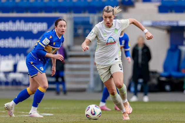 v.li.: Elena Mühlemann (FC Carl Zeiss Jena, 30) und Medina Desic (SV Werder Bremen, 9) am Ball, Einzelbild, Ganzkörper, Aktion, Action, Spielszene, DIE DFB-RICHTLINIEN UNTERSAGEN JEGLICHE NUTZUNG VON FOTOS ALS SEQUENZBILDER UND ODER VIDEOÄHNLICHE FOTOSTRECKEN. DFB REGULATIONS PROHIBIT ANY USE OF PHOTOGRAPHS AS IMAGE SEQUENCES AND OR QUASI-VIDEO., 06.12.2025, Jena (Deutschland), Fussball, Google Pixel Frauen-Bundesliga, FC Carl Zeiss Jena - SV Werder Bremen