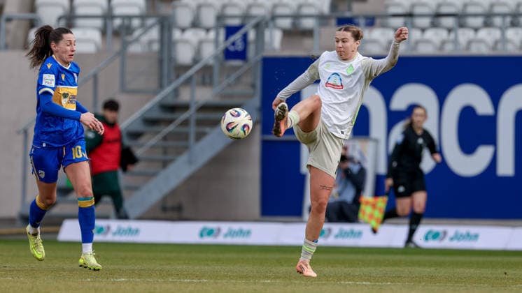 v.li.: Merza Julevic (FC Carl Zeiss Jena, 10) und Larissa Mühlhaus (SV Werder Bremen, 7) im Zweikampf, Duell, Dynamik, Aktion, Action, Spielszene, DIE DFB-RICHTLINIEN UNTERSAGEN JEGLICHE NUTZUNG VON FOTOS ALS SEQUENZBILDER UND ODER VIDEOÄHNLICHE FOTOSTRECKEN. DFB REGULATIONS PROHIBIT ANY USE OF PHOTOGRAPHS AS IMAGE SEQUENCES AND OR QUASI-VIDEO., 06.12.2025, Jena (Deutschland), Fussball, Google Pixel Frauen-Bundesliga, FC Carl Zeiss Jena - SV Werder Bremen