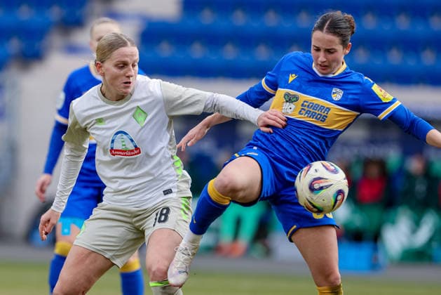 v.li.: Lina Hausicke (SV Werder Bremen, 18) und Elena Mühlemann (FC Carl Zeiss Jena, 30) im Zweikampf, Duell, Dynamik, Aktion, Action, Spielszene, DIE DFB-RICHTLINIEN UNTERSAGEN JEGLICHE NUTZUNG VON FOTOS ALS SEQUENZBILDER UND ODER VIDEOÄHNLICHE FOTOSTRECKEN. DFB REGULATIONS PROHIBIT ANY USE OF PHOTOGRAPHS AS IMAGE SEQUENCES AND OR QUASI-VIDEO., 06.12.2025, Jena (Deutschland), Fussball, Google Pixel Frauen-Bundesliga, FC Carl Zeiss Jena - SV Werder Bremen