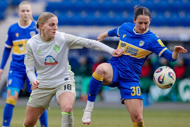 v.li.: Lina Hausicke (SV Werder Bremen, 18) und Elena Mühlemann (FC Carl Zeiss Jena, 30) im Zweikampf, Duell, Dynamik, Aktion, Action, Spielszene, DIE DFB-RICHTLINIEN UNTERSAGEN JEGLICHE NUTZUNG VON FOTOS ALS SEQUENZBILDER UND ODER VIDEOÄHNLICHE FOTOSTRECKEN. DFB REGULATIONS PROHIBIT ANY USE OF PHOTOGRAPHS AS IMAGE SEQUENCES AND OR QUASI-VIDEO., 06.12.2025, Jena (Deutschland), Fussball, Google Pixel Frauen-Bundesliga, FC Carl Zeiss Jena - SV Werder Bremen