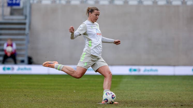 Torschützin Larissa Mühlhaus (SV Werder Bremen, 7) beim Elfmeter, Strafstoß, erzielt das Tor zum 0:1, Treffer, Highlight, Torerfolg, Spielszene, Action, Aktion, DIE DFB-RICHTLINIEN UNTERSAGEN JEGLICHE NUTZUNG VON FOTOS ALS SEQUENZBILDER UND ODER VIDEOÄHNLICHE FOTOSTRECKEN. DFB REGULATIONS PROHIBIT ANY USE OF PHOTOGRAPHS AS IMAGE SEQUENCES AND OR QUASI-VIDEO., 06.12.2025, Jena (Deutschland), Fussball, Google Pixel Frauen-Bundesliga, FC Carl Zeiss Jena - SV Werder Bremen