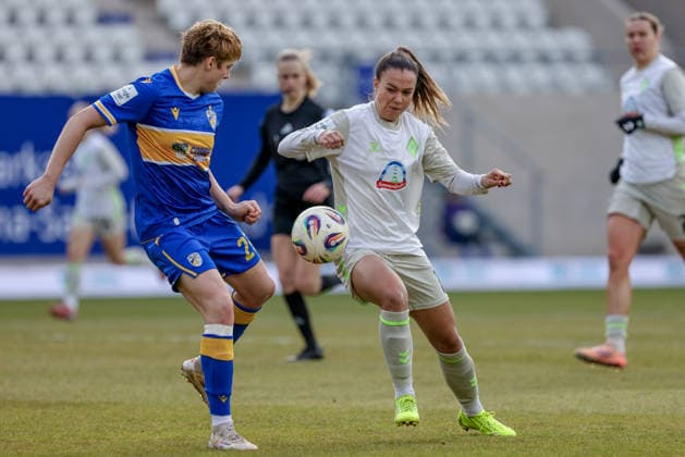 v.li.: Gwen Mummert (Gwendolyn, FC Carl Zeiss Jena, 27) und Maja Sternad (SV Werder Bremen, 11) im Zweikampf, Duell, Dynamik, Aktion, Action, Spielszene, DIE DFB-RICHTLINIEN UNTERSAGEN JEGLICHE NUTZUNG VON FOTOS ALS SEQUENZBILDER UND ODER VIDEOÄHNLICHE FOTOSTRECKEN. DFB REGULATIONS PROHIBIT ANY USE OF PHOTOGRAPHS AS IMAGE SEQUENCES AND OR QUASI-VIDEO., 06.12.2025, Jena (Deutschland), Fussball, Google Pixel Frauen-Bundesliga, FC Carl Zeiss Jena - SV Werder Bremen