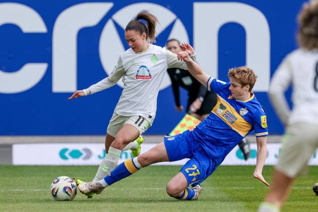 v.li.: Maja Sternad (SV Werder Bremen, 11) und Gwen Mummert (Gwendolyn, FC Carl Zeiss Jena, 27) im Zweikampf, Duell, Dynamik, Aktion, Action, Spielszene, DIE DFB-RICHTLINIEN UNTERSAGEN JEGLICHE NUTZUNG VON FOTOS ALS SEQUENZBILDER UND ODER VIDEOÄHNLICHE FOTOSTRECKEN. DFB REGULATIONS PROHIBIT ANY USE OF PHOTOGRAPHS AS IMAGE SEQUENCES AND OR QUASI-VIDEO., 06.12.2025, Jena (Deutschland), Fussball, Google Pixel Frauen-Bundesliga, FC Carl Zeiss Jena - SV Werder Bremen