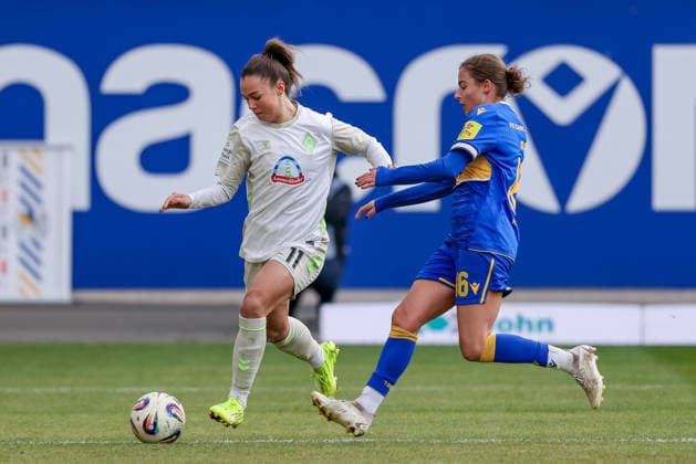 v.li.: Maja Sternad (SV Werder Bremen, 11) und Lisa Gora (FC Carl Zeiss Jena, 16) im Zweikampf, Duell, Dynamik, Aktion, Action, Spielszene, DIE DFB-RICHTLINIEN UNTERSAGEN JEGLICHE NUTZUNG VON FOTOS ALS SEQUENZBILDER UND ODER VIDEOÄHNLICHE FOTOSTRECKEN. DFB REGULATIONS PROHIBIT ANY USE OF PHOTOGRAPHS AS IMAGE SEQUENCES AND OR QUASI-VIDEO., 06.12.2025, Jena (Deutschland), Fussball, Google Pixel Frauen-Bundesliga, FC Carl Zeiss Jena - SV Werder Bremen