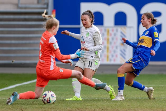 v.li.: Jasmin Janning (Torhüterin, Torwart, FC Carl Zeiss Jena, 1), Maja Sternad (SV Werder Bremen, 11) und Lisa Gora (FC Carl Zeiss Jena, 16) im Zweikampf, Duell, Dynamik, Aktion, Action, Spielszene, DIE DFB-RICHTLINIEN UNTERSAGEN JEGLICHE NUTZUNG VON FOTOS ALS SEQUENZBILDER UND ODER VIDEOÄHNLICHE FOTOSTRECKEN. DFB REGULATIONS PROHIBIT ANY USE OF PHOTOGRAPHS AS IMAGE SEQUENCES AND OR QUASI-VIDEO., 06.12.2025, Jena (Deutschland), Fussball, Google Pixel Frauen-Bundesliga, FC Carl Zeiss Jena - SV Werder Bremen