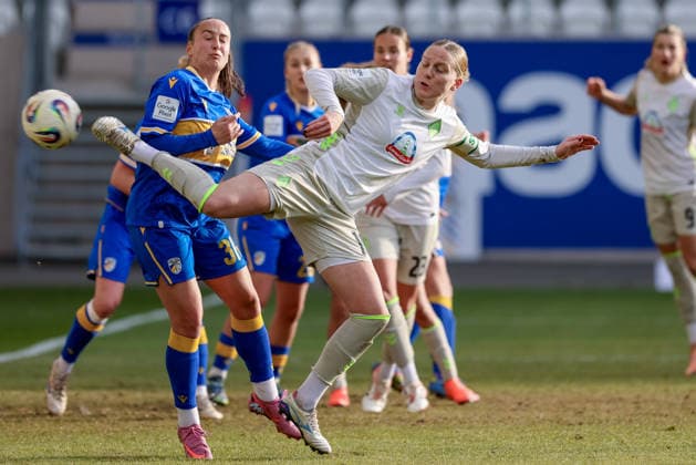 v.li.: Nelly Juckel (FC Carl Zeiss Jena, 31) und Lina Hausicke (SV Werder Bremen, 18) im Zweikampf, Duell, Dynamik, Aktion, Action, Spielszene, DIE DFB-RICHTLINIEN UNTERSAGEN JEGLICHE NUTZUNG VON FOTOS ALS SEQUENZBILDER UND ODER VIDEOÄHNLICHE FOTOSTRECKEN. DFB REGULATIONS PROHIBIT ANY USE OF PHOTOGRAPHS AS IMAGE SEQUENCES AND OR QUASI-VIDEO., 06.12.2025, Jena (Deutschland), Fussball, Google Pixel Frauen-Bundesliga, FC Carl Zeiss Jena - SV Werder Bremen