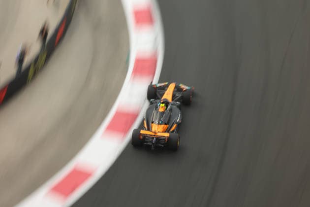 Lando Norris (McLaren Formula 1 Team, 04), Free Practice 3, Freies Training 3, FP3, ARE, Formel 1 Weltmeisterschaft, Abu Dhabi Grand Prix, Yas Marina Circuit, Saturday, 06.12.2025 ARE, Formel 1 Weltmeisterschaft, Abu Dhabi Grand Prix, Vereinigte Arabische Emirate, Yas Marina Circuit, 06.12.2025 Abu Dhabi Copyright: xEibner-Pressefoto AnnikaxGrafx EP_AGF