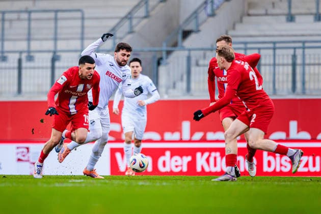 v.l. Nassim Boujellab (TSV Havelse 1912, 19), Berkan Taz (SC Verl, 10), Jannik Oltrogge (TSV Havelse 1912, 31), Leon Sommer (TSV Havelse 1912, 22) GER, TSV Havelse 1912 vs. SC Verl, Fussball, 3. Liga, 17. Spieltag, Spielzeit 2025 2026, 06.12.2025 DFL Regulations prohibit any use of photographers as image sequences and or quasi-video. GER, TSV Havelse 1912 vs. SC Verl, Fussball, 3. Liga, 17. Spieltag, Spielzeit 2025 2026, 06.12.2025 Hannover Copyright: xEibner-Pressefoto JanxRollingerx EP_JSK