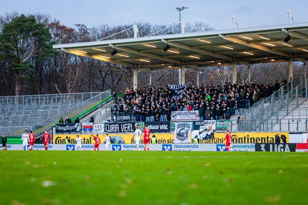 Fanblock des SC Verl GER, TSV Havelse 1912 vs. SC Verl, Fussball, 3. Liga, 17. Spieltag, Spielzeit 2025 2026, 06.12.2025 DFL Regulations prohibit any use of photographers as image sequences and or quasi-video. GER, TSV Havelse 1912 vs. SC Verl, Fussball, 3. Liga, 17. Spieltag, Spielzeit 2025 2026, 06.12.2025 Hannover Copyright: xEibner-Pressefoto JanxRollingerx EP_JSK