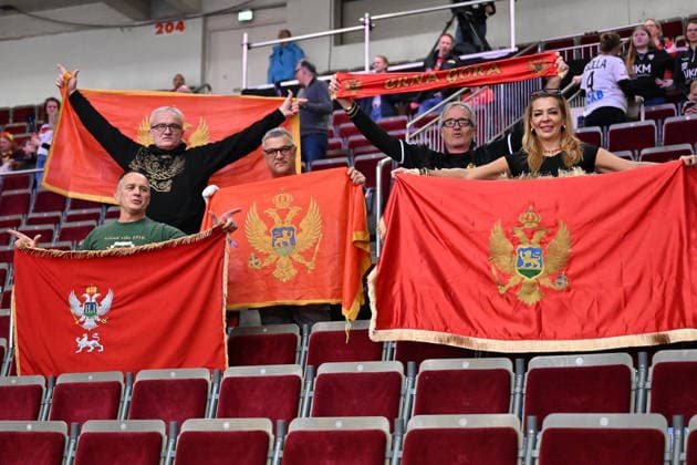 GER, Dortmund, 27th Wommen s World Championship, WM, Weltmeisterschaft 2025, Hauptrunde Main Round, Gruppe Group II, 3. Runde Round: Montenegro (MNE) vs. Serbien Serbia (SRB) 06.12.2025, Westfalenhalle, Dortmund, GER, Dortmund, 27th Wommen s World Championship 2025, Hauptrunde Main Round, Gruppe Group II, 3. Runde Round: Montenegro (MNE) vs. Serbien Serbia (SRB), im Bild: Fans aus Montenegro