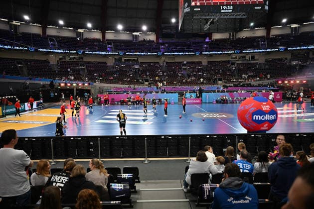 GER, Dortmund, 27th Wommen s World Championship, WM, Weltmeisterschaft 2025, Hauptrunde Main Round, Gruppe Group II, 3. Runde Round: Montenegro (MNE) vs. Serbien Serbia (SRB) 06.12.2025, Westfalenhalle, Dortmund, GER, Dortmund, 27th Wommen s World Championship 2025, Hauptrunde Main Round, Gruppe Group II, 3. Runde Round: Montenegro (MNE) vs. Serbien Serbia (SRB), im Bild: Halle